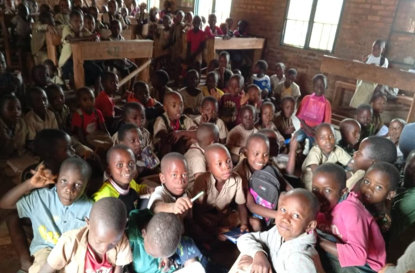 Muyinga : des élèves à même le sol faute de place dans les écoles